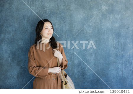 一個年輕的女人帶著微笑 139010421