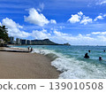 The stunning view of the waves at Waikiki Beach and Diamond Head in Hawaii 139010508