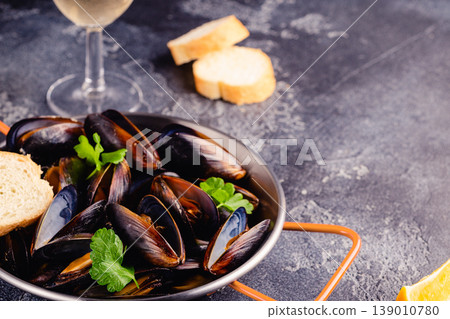 Delicious seafood mussels with sauce and parsley. 139010780