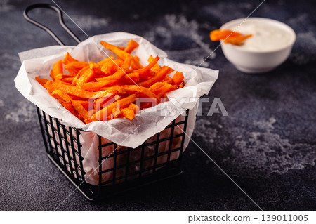 Sweet potato fries with blue cheese sauce. 139011005