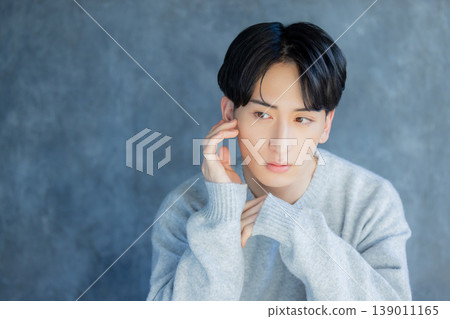 身穿針織衫的年輕男子 身穿針織衫的年輕男子 139011165