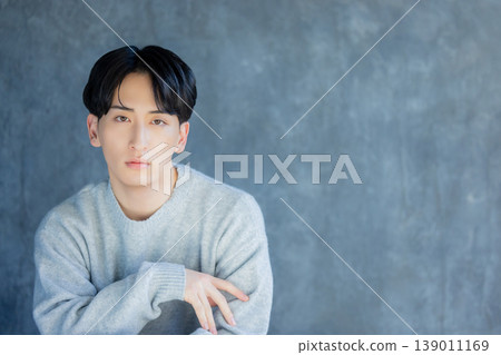 身穿針織衫的年輕男子 139011169