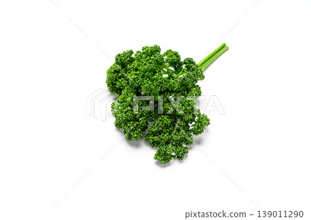 一張白色背景上鮮豔翠綠的歐芹圖片。 一張白色背景上鮮豔翠綠的歐芹圖片。 139011290