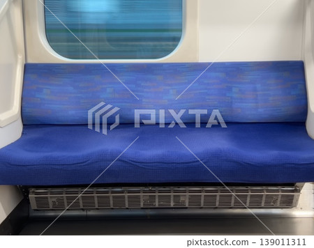 從車頭方向看到的火車座位。 139011311