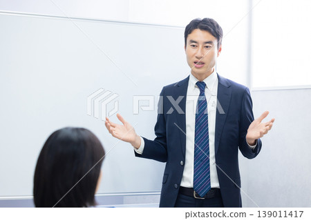 一名男子正在做演示 139011417