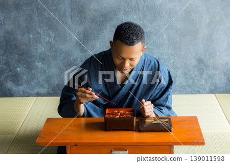 身穿浴衣的外國男子 139011598