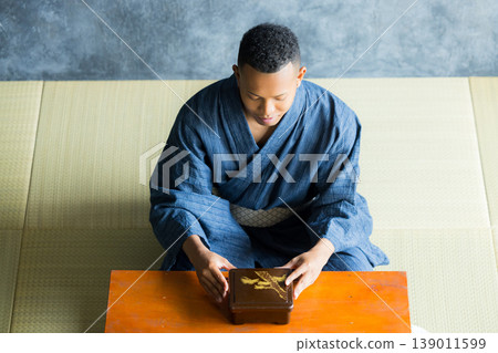 身穿浴衣的外國男子 身穿浴衣的外國男子 139011599