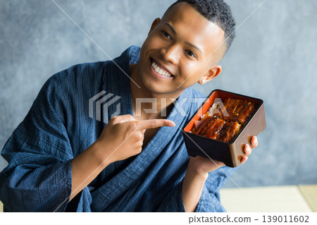 Foreign man wearing a yukata 139011602