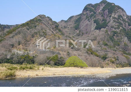 Kano River and Shiroyama Mountain, March, Izunokuni City, Shizuoka Prefecture, Ohito Kano River and Shiroyama Mountain, March, Izunokuni City, Shizuoka Prefecture, Ohito 139011815