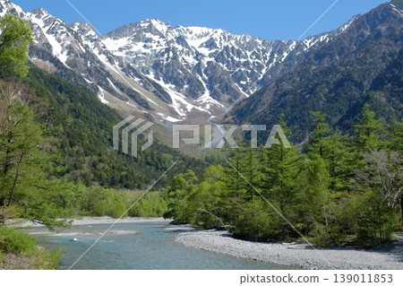 The mountain scenery of May with its fresh greenery and lingering snow, and the river scenery of early summer with its clear flowing waters. The mountain scenery of May with its fresh greenery and lingering snow, and the river scenery of early summer with its clear flowing waters. 139011853