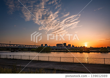 Sunset viewed from the Edogawa riverbank in Kōnodai Sunset viewed from the Edogawa riverbank in Kōnodai 139012089