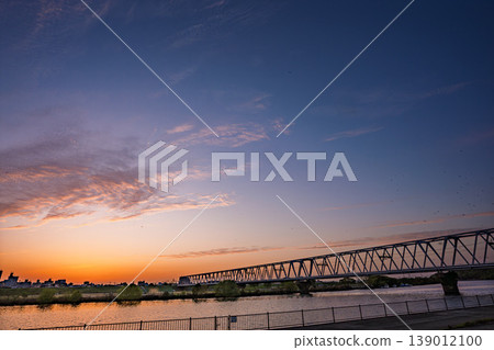 Sunset viewed from the Edogawa riverbank in Kōnodai Sunset viewed from the Edogawa riverbank in Kōnodai 139012100
