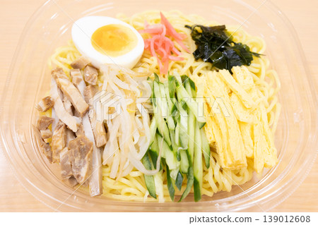 Delicious convenience store food: chilled Chinese noodles 139012608