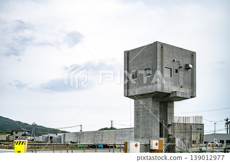 沿海地區正在建造一道巨大的混凝土海堤。 沿海地區正在建造一道巨大的混凝土海堤。 139012977