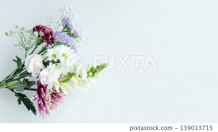 以鮮花花束為背景,作為悼念之用(留白) 以鮮花花束為背景,作為悼念之用(留白) 139013715