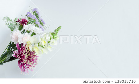 以鮮花花束為背景,作為悼念之用(留白) 以鮮花花束為背景,作為悼念之用(留白) 139013716