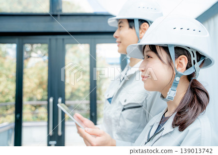 Portraits of men and women in work clothes 139013742