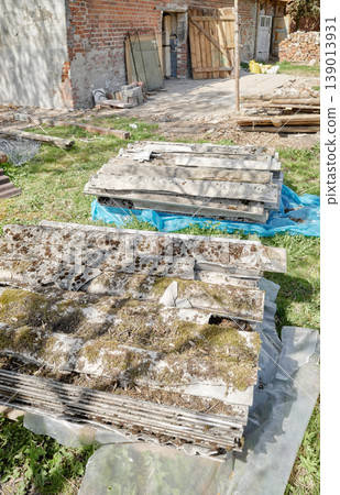 Old asbestos roof tiles stacked on a pallet. 139013931