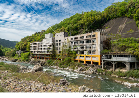淨光寺殘存的建築遺跡和寧靜的山景 淨光寺殘存的建築遺跡和寧靜的山景 139014161
