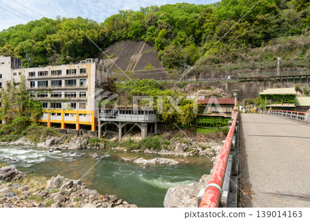 淨光寺殘存的建築遺跡和寧靜的山景 淨光寺殘存的建築遺跡和寧靜的山景 139014163