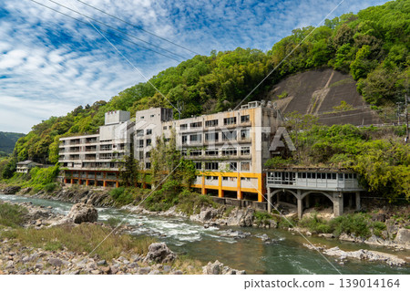 淨光寺殘存的建築遺跡和寧靜的山景 淨光寺殘存的建築遺跡和寧靜的山景 139014164