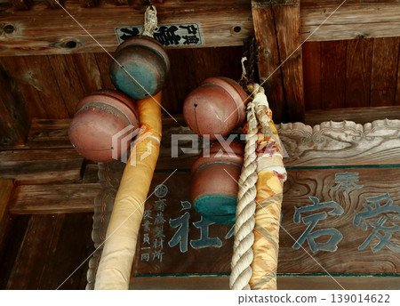 日本神社禮拜殿內的大鐘 日本神社禮拜殿內的大鐘 139014622