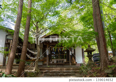 玉野禦岳神社的主殿被綠樹環繞。 玉野禦岳神社的主殿被綠樹環繞。 139014652