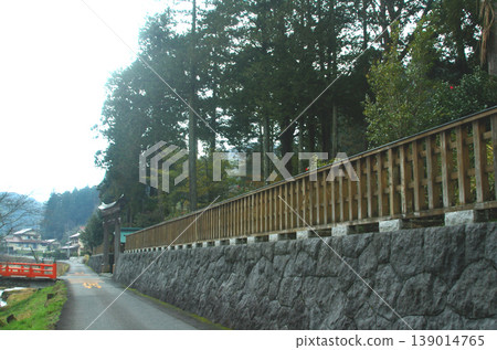 寺廟內的樹木已經顯現出春天的跡象。 寺廟內的樹木已經顯現出春天的跡象。 139014765