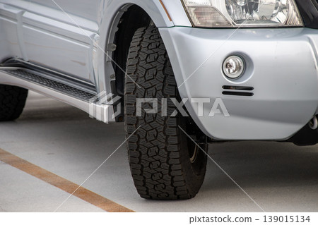 四輪傳動車前輪上的全地形輪胎 四輪傳動車前輪上的全地形輪胎 139015134