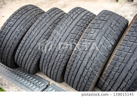 從四輪傳動車上拆下的防滑輪胎 從四輪傳動車上拆下的防滑輪胎 139015145