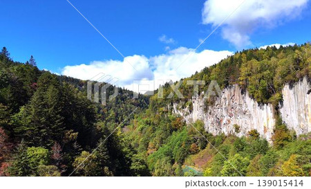 [Aerial view] A magnificent panoramic view of Sounkyo Gorge, with its impressive V-shaped valley and columnar jointing (Hokkaido) 139015414