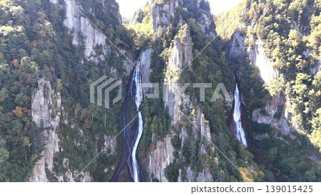 [Aerial View] A spectacular display of Sounkyo's most famous waterfalls! A grand panorama overlooking the Ginga Falls and Ryusei Falls. 139015425