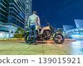 一名男性騎士站在橫濱港未來區的摩托車旁。 139015921
