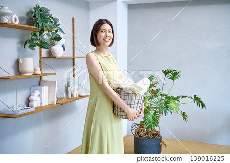 亞裔年輕女性，面帶微笑，獨自一人，模特，肖像，人物，家務，洗衣，清潔，整理，生活方式 139016225
