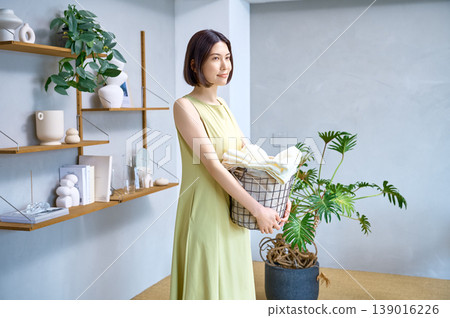 一位面帶微笑的女性,手裡拿著乾淨的毛巾,過著舒適的生活。 一位面帶微笑的女性,手裡拿著乾淨的毛巾,過著舒適的生活。 139016226