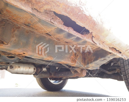 The frame of the car is corroded by rust. 139016253