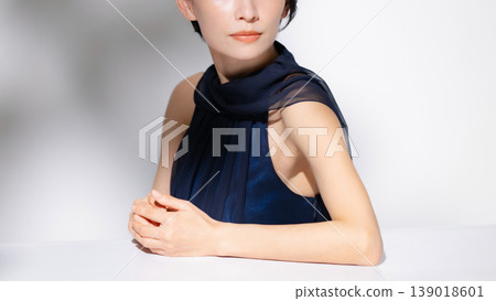 一個年輕女子在白色背景上的肖像 一個年輕女子在白色背景上的肖像 139018601