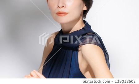 一個年輕女子在白色背景上的肖像 139018602