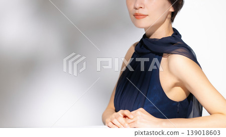 一個年輕女子在白色背景上的肖像 139018603
