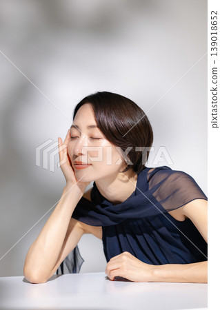 A beautiful woman's cool beauty A beautiful woman's cool beauty 139018652