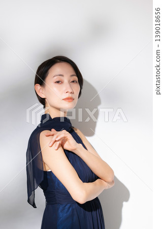 A beautiful woman's cool beauty A beautiful woman's cool beauty 139018656
