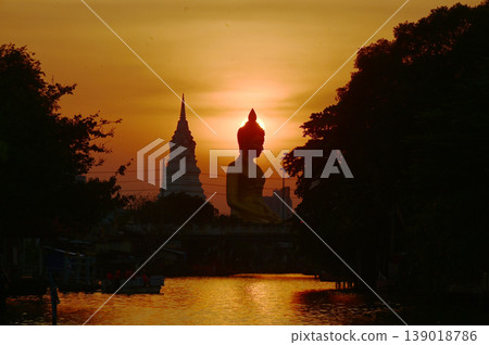 Evening scenes of the Phra Phutthathamakaya Thepmongkol at Wat Pak Nam is a Buddha statue. It is the tallest Buddha statue in Bangkok and the third tallest in Thailand. Evening scenes of the Phra Phutthathamakaya Thepmongkol at Wat Pak Nam is a Buddha statue. It is the tallest Buddha statue in Bangkok and the third tallest in Thailand. 139018786