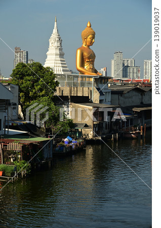 The Phra Phutthathamakaya Thepmongkol at Wat Pak Nam is a Buddha statue in the meditation posture and standing 69 meters tall. It is the tallest Buddha statue in Bangkok.  139019037
