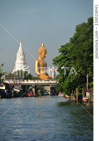 The Phra Phutthathamakaya Thepmongkol at Wat Pak Nam is a Buddha statue in the meditation posture and standing 69 meters tall. It is the tallest Buddha statue in Bangkok.  139019041