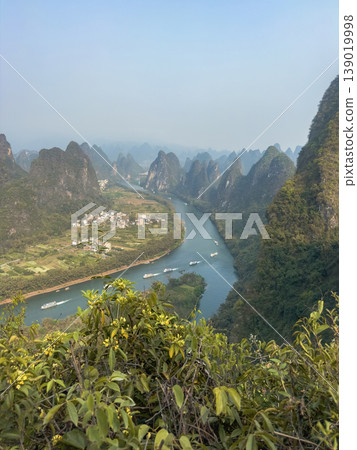 picturesque karst mountains and the Li River in Guilin, China picturesque karst mountains and the Li River in Guilin, China 139019998