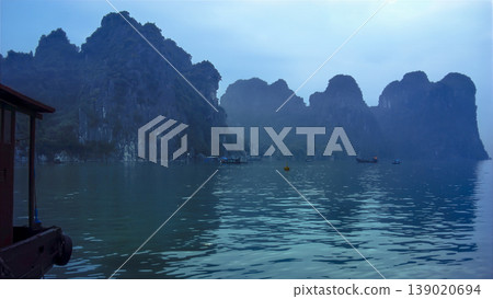 越南下龍灣獨特的岩層 越南下龍灣獨特的岩層 139020694