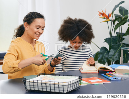 Autism. Care of girl child mental health with a child psychologist using art psychotherapy session Autism. Care of girl child mental health with a child psychologist using art psychotherapy session 139020836
