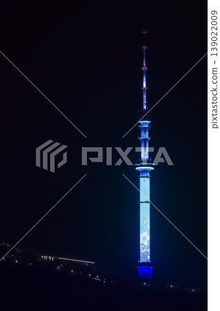 哈薩克阿拉木圖塔在夜空中熠熠生輝 哈薩克阿拉木圖塔在夜空中熠熠生輝 139022009
