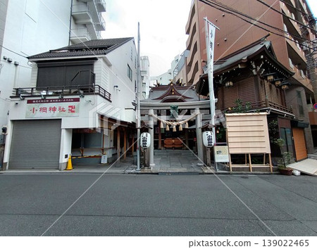 Koami Shrine, a shrine in Nihonbashi, Tokyo, is known for bringing good fortune, strong luck, and protection from evil, as well as wealth. 139022465