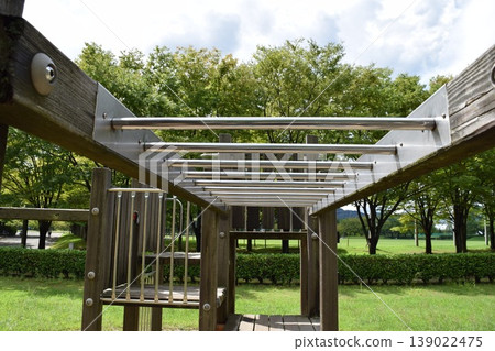 兒童公園的木製遊樂場 兒童公園的木製遊樂場 139022475
